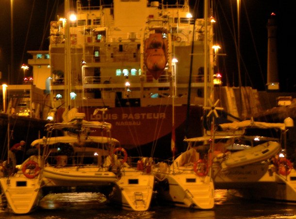 75- Aupaluk et  Ushuaia derriere le cargo Louis Pasteur 